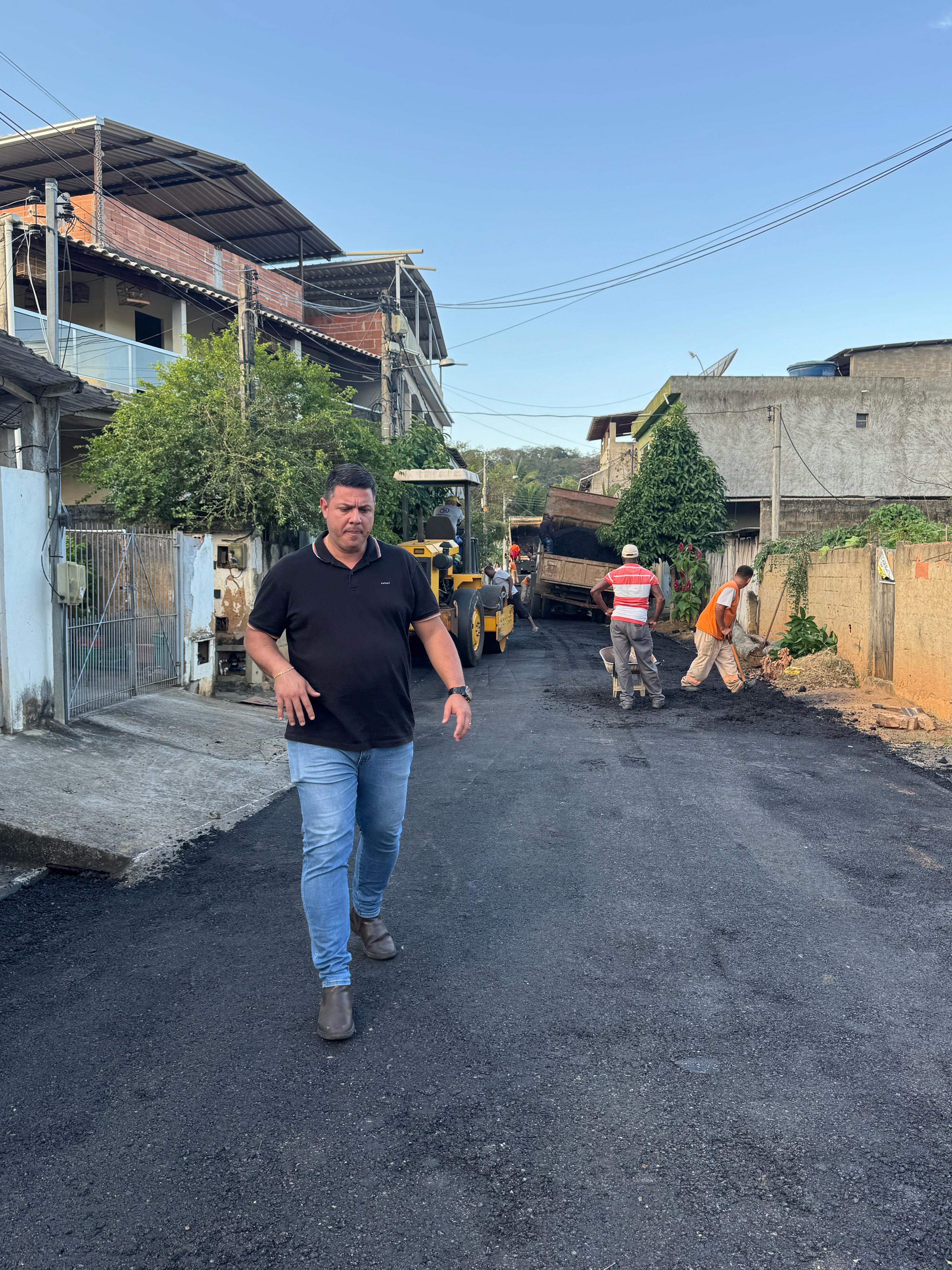 Vereador Vinícius do Bicudo em parceria com a Prefeitura Municipal de Aperibé, Solicita Pavimentação Asfáltica para o Município em Reunião com Presidente do DER